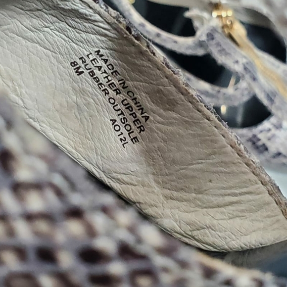 MICHAEL KORS  Women’s Berkley T-Strap Embossed Snakeskin Heels Sandals Size 8M✌️ - Picture 11 of 11